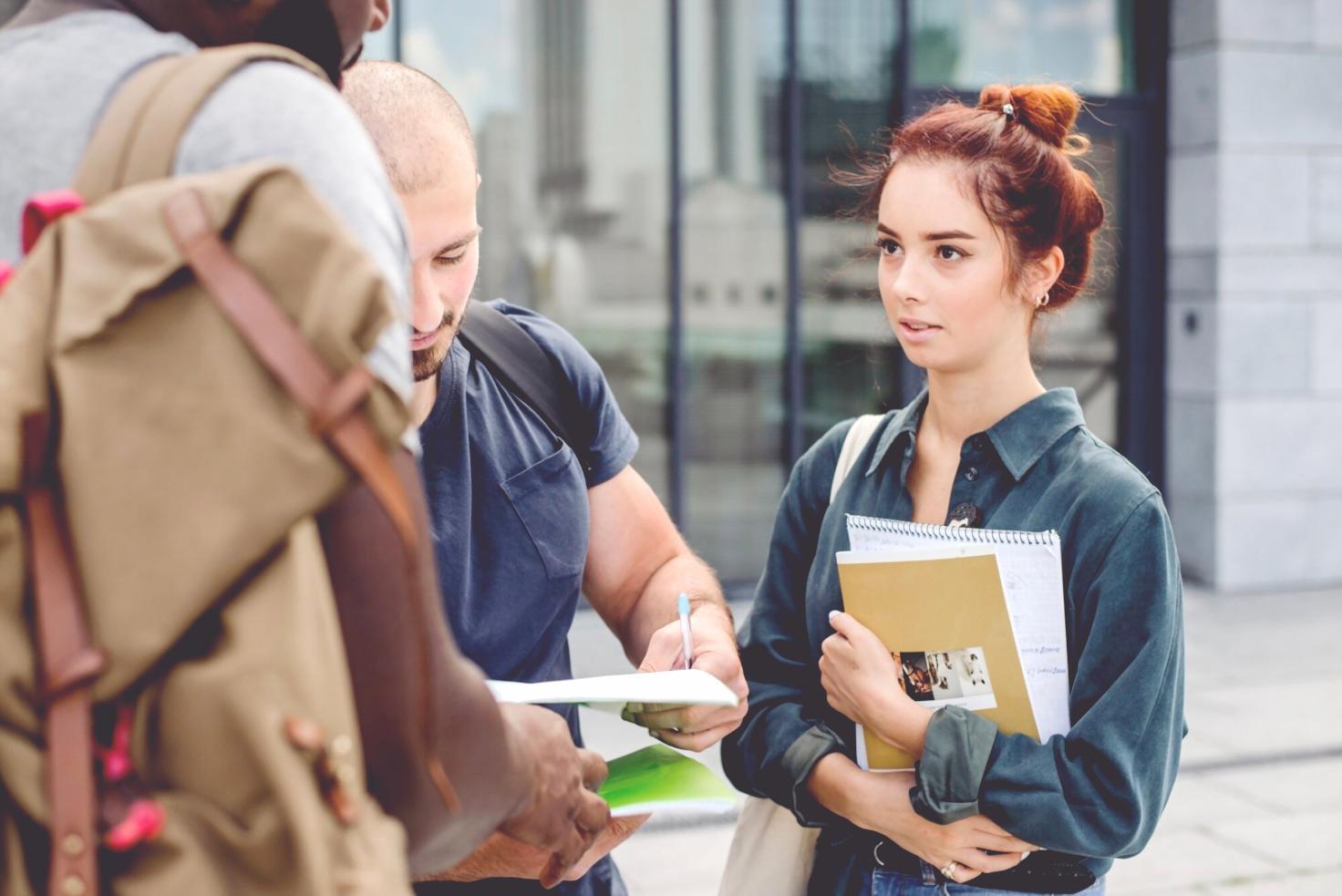 Team halenvoriq durante una sessione strategica di analisi del mercato finanziario italiano